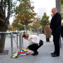 Queen Sonja and King Harald laid flowers by the Survivor's Tree at Ground Zero (Photo: Lise Åserud / Scanpix)